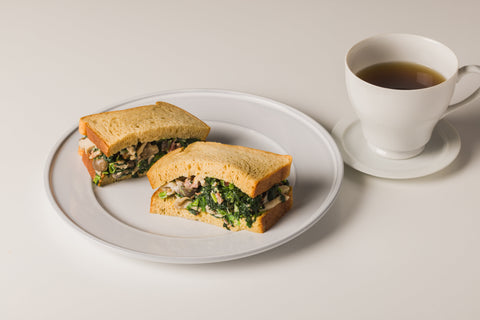 ベーコンときのこがたっぷり♪　スピナッチサンド